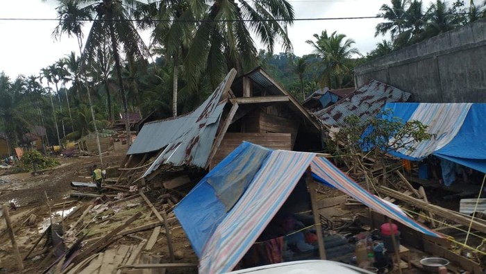 Jejak Lumpur Sisa Banjir di Aceh Timur Sampai Setinggi Atap