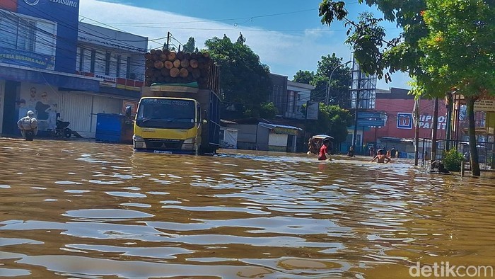 Jalan Raya Dayeuhkolot Terendam, Aktivitas Warga Lumpuh