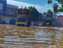 Jalan Raya Dayeuhkolot Terendam, Aktivitas Warga Lumpuh