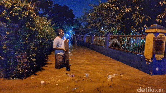 Banjir Rendam Permukiman Warga di Kutawaringin Bandung