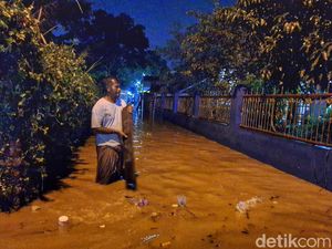 Banjir Rendam Permukiman Warga di Kutawaringin Bandung