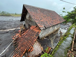 Banjir Lahar Semeru Meluap ke Pemukiman, 9 Rumah Warga Terendam