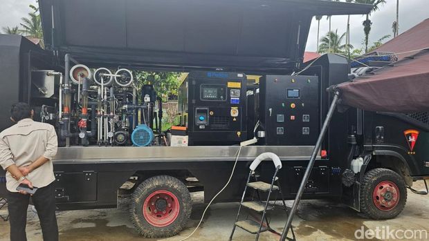 Bencana galodo (banjir bandang) di Kabupaten Agam, Sumbar memutus jaringan air bersih warga. Water treatment dipakai untuk menyalurkan air bersih ke korban. (Mei Amelia/detikcom)