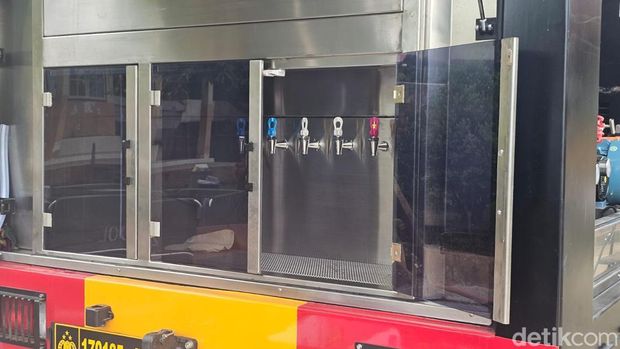 Bencana galodo (banjir bandang) di Kabupaten Agam, Sumbar memutus jaringan air bersih warga. Water treatment dipakai untuk menyalurkan air bersih ke korban. (Mei Amelia/detikcom)