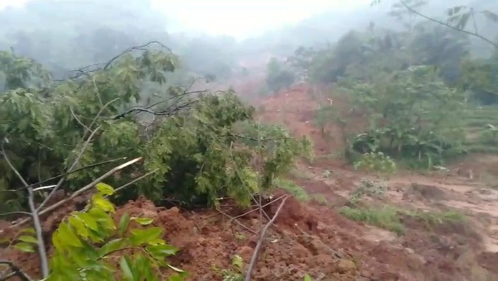 Longsor Arjasari Bandung, 3 Orang Tertimbun di Lereng Sinapeul