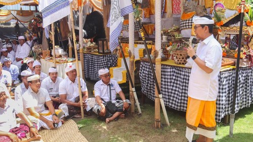Bupati Adi Arnawa (kanan) saat hadiri Karya Ngeratep serta Pasupati Lingga Arcana di Pura Kayu Putih, Banjar Pasekan, Desa Tangeb, Kecamatan Mengwi, Kamis (4/12/2025). (Istimewa)