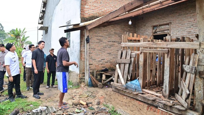 Bupati Lampung Selatan Beri Bantuan Masyarakat Terdampak Puting Beliung