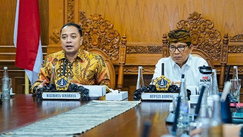 Bupati Wayan Adi Arnawa menerima kunjungan resmi Wali Kota Surabaya, Eri Cahyadi, di Ruang Nayaka Gosana, Puspem Badung, Jumat (5/12/2025). (Istimewa)