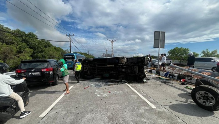 Mobil Travel Terguling di Exit Tol Benoa Bali, 13 WN China Terluka