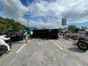 Mobil Travel Terguling di Exit Tol Benoa Bali, 13 WN China Terluka
