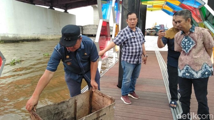 Viral Warga Palembang Buang Sampah ke Sungai, Camat SU I: ODGJ
