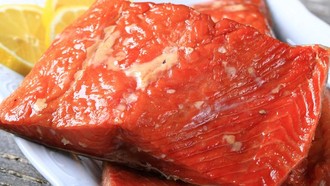 Viral Tutorial di TikTok Bikin Candied Salmon di Rumah, Memangnya Aman?