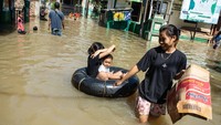 BPBD Kabupaten Bandung mencatat sekitar 34 ribu jiwa di tiga kecamatan terdampak banjir dengan ketinggian 10 hingga 150 sentimeter. ANTARA FOTO/Novrian Arbi