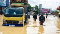 Banjir dipicu hujan berintensitas tinggi dan meluapnya Sungai Citarum. ANTARA FOTO/Novrian Arbi