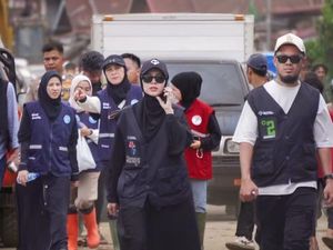 Nekat! Ratna Galih Terbang Tengah Malam ke Aceh demi Korban Banjir