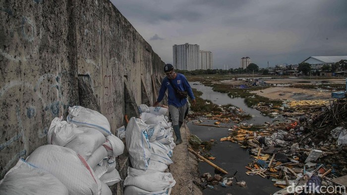 Kondisi di kawasan tanggul laut Pelindo, Muara Baru, Jakarta Utara, tampak lebih tenang pada Jumat (5/12/2025), sehari setelah kebocoran yang sempat memicu kepanikan warga Kampung Bengek.