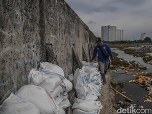 SDA DKI Temukan 3 Titik Bocor Tanggul Laut, Sementara Ditambal Karung Pasir