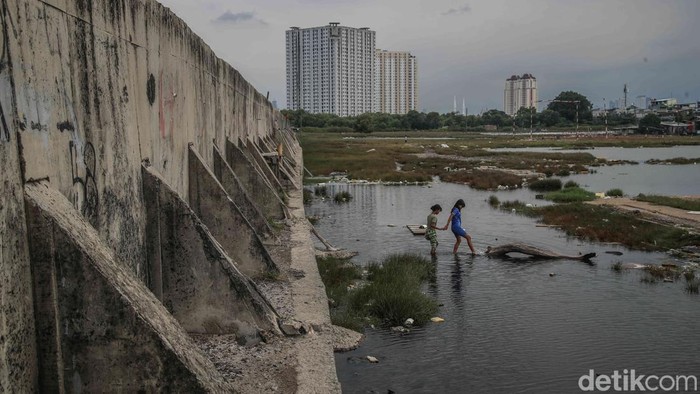 Kondisi di kawasan tanggul laut Pelindo, Muara Baru, Jakarta Utara, tampak lebih tenang pada Jumat (5/12/2025), sehari setelah kebocoran yang sempat memicu kepanikan warga Kampung Bengek.