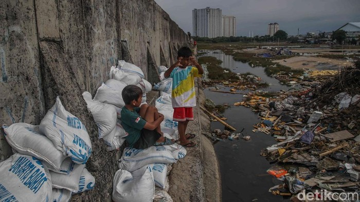 Kondisi di kawasan tanggul laut Pelindo, Muara Baru, Jakarta Utara, tampak lebih tenang pada Jumat (5/12/2025), sehari setelah kebocoran yang sempat memicu kepanikan warga Kampung Bengek.