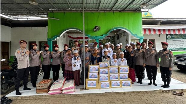 Ditreskrimsus Polda Jateng saat menggelar bakti sosial di Yayasan Tarbiyatul Hasanah, Gedawang, Kecamatan Banyumanik, Kota Semarang.