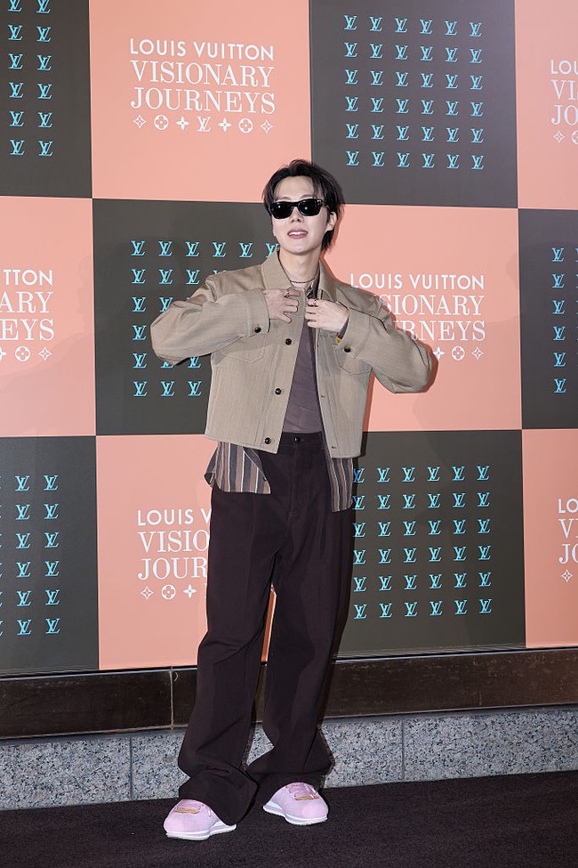 J-Hope BTS menghadiri pembukaan butik Louis Vuitton di Shinsegae Department Seoul sebagai house ambassador. Tampil dengan gaya earth tone, berpadu sneakers pink dan kacamata hitam. Foto: Getty Images