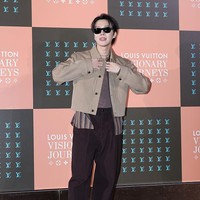 J-Hope BTS menghadiri pembukaan butik Louis Vuitton di Shinsegae Department Seoul sebagai house ambassador. Tampil dengan gaya earth tone, berpadu sneakers pink dan kacamata hitam. Foto: Getty Images