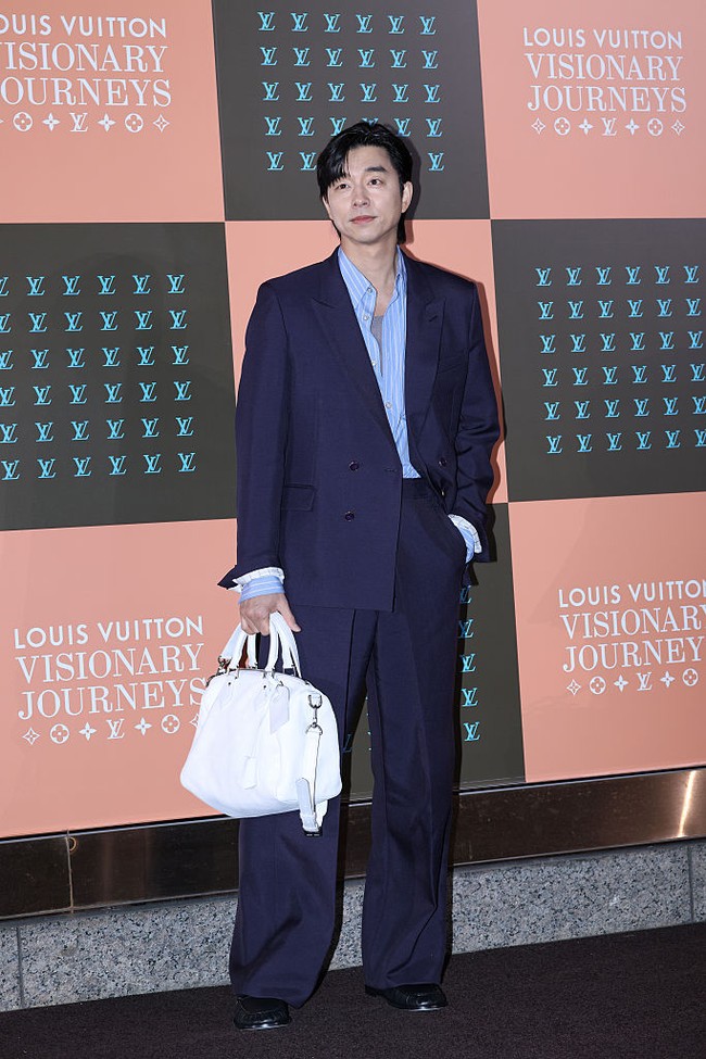 Gong Yoo tak kalah mencuri perhatian dengan karismanya. Ia termasuk house ambassador Louis Vuitton yang hadir, memakai setelan jas biru, ditambah tas putih untuk penampilannya malam itu. Foto: Getty Images