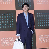 Gong Yoo tak kalah mencuri perhatian dengan karismanya. Ia termasuk house ambassador Louis Vuitton yang hadir, memakai setelan jas biru, ditambah tas putih untuk penampilannya malam itu. Foto: Getty Images