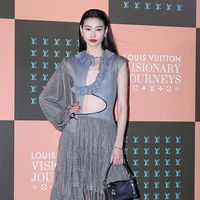 Model runway ini digaet sebagai house ambassador Louis Vuitton sejak membintangi Squid Game pada 2021. Berpose natural ke kamera, Jung Ho Yeon mengenakan gaun asimetris biru-abu dengan aksen ruffle, yang memberi kesan dramatis. Foto: Getty Images