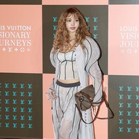 Lisa BLACKPINK dikenal sering bereksperimen dengan gaya. Kali ini, ia memamerkan rambut keriting bervolume serta busana berbahan sheer, yang memberi efek semi transparan. Foto: Getty Images