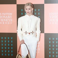 Bak pangeran di halaman webtoon. Felix Stray Kids mengenakan setelan jas putih, dengan kemeja dan boots senada saat tiba di Louis Vuitton Visionary Journeys Seoul. Foto: Getty Images