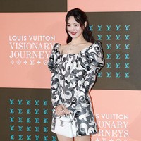 Raut bahagia terpancar dari wajah Shin Min Ah, yang akan segera menikah pada 20 Desember. Kekasih Kim Woo Bin itu terlihat chic dengan gaun puff hitam-putih berpotongan pendek dan knee high boots serasi. Foto: Getty Images