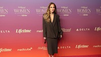 Foto: Gaya Bisnis Jennifer Lopez, Tetap Seksi dengan Blazer Tanpa Bra
