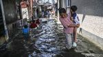 Genangan Rob Datang, Rutinitas Warga Muara Angke Tetap Berjalan