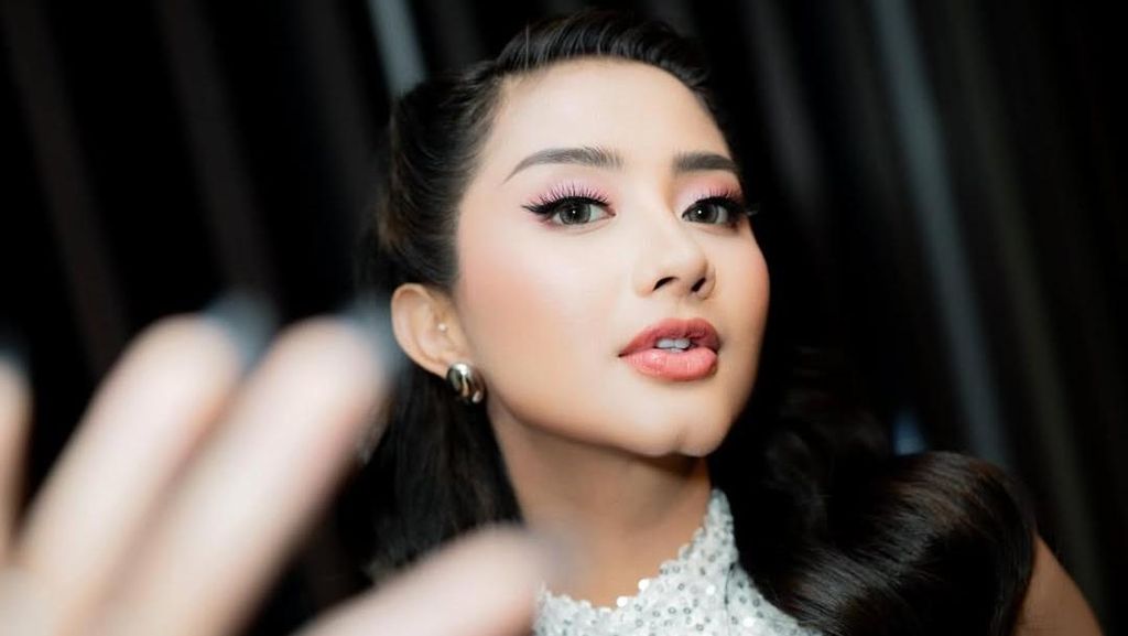 Ghea Youbi Diserang gegara Gak Mau Salaman dengan Fajar Sadboy