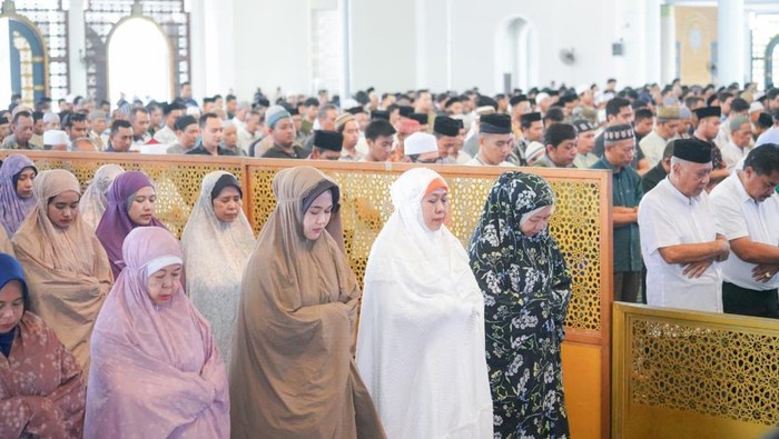 Khofifah Bersama Masyarakat Jatim Salat Gaib Korban Bencana Sumatera
