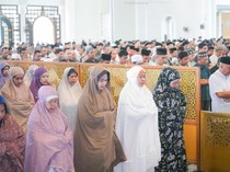 Khofifah Bersama Masyarakat Jatim Salat Gaib Korban Bencana Sumatera