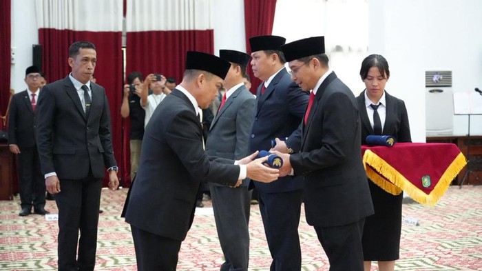 Gubernur Kalbar Ria Norsan melantik 26 PPT. (Adpim Pemprov Kalbar)