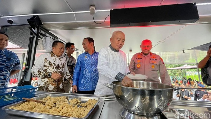 Gubernur Kalsel Muhidin dan Kapolda Kalsel Irjen Rosyanto Yudha Hermawan saat meninjau Randurlap.