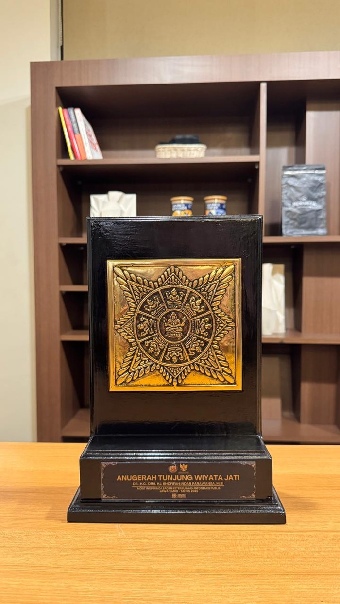 Gubernur Khofifah Raih Tunjung Wijaya Jati dari Komisi Informasi Jatim