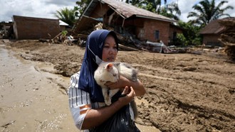 Warga Sumbar Terima Bantuan Logistik dan Operasional Alat Berat Untuk Buka Akses