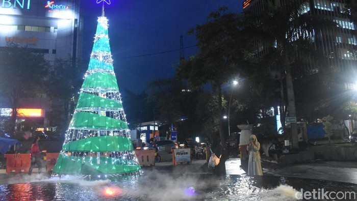 Cantiknya Hiasan Natal di Surabaya Bikin Warga Kagum