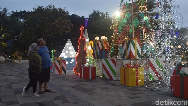 Hiasan Natal warna-warni hiasi Kota Surabaya Hiasan Natal warna-warni hiasi Kota Surabaya