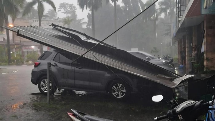Kanopi Ruko Ambruk Timpa Mobil dan Motor Imbas Angin Kencang di Bogor