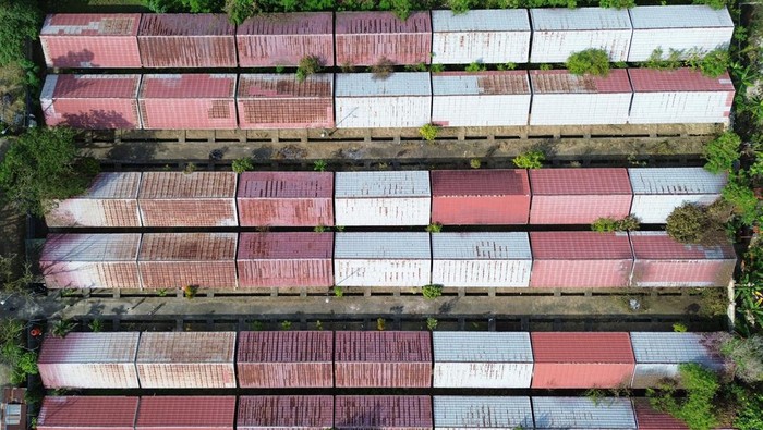 Foto udara rumah khusus (rusus) yang sedang dibersihkan di Lubuk Buaya, Padang, Sumatera Barat, Jumat (5/12/2025). Pemkot Padang menyiapkan sebanyak 80 unit rumah khusus (rusus) dan Rusunawa yang berada di Kecamatan Koto Tangah sebagai hunian sementara korban banjir bandang di kota itu. ANTARA FOTO/Iggoy el Fitra/bar