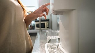 Jangan Anggap Sepele! Ini 7 Tanda Tubuh Kebanyakan Minum Air Putih