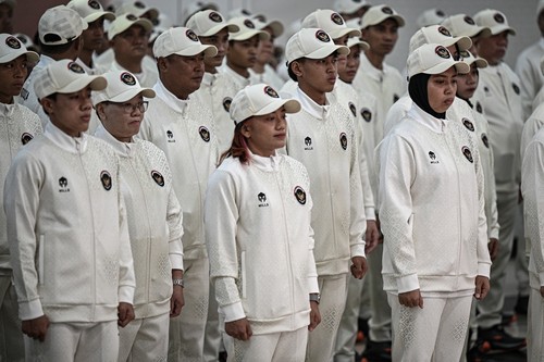 Menteri Pemuda dan Olahraga Erick Thohir (kanan) memimpin upacara pengukuhan tim Indonesia untuk SEA Games 2025 di Kantor Kemenpora, Jakarta, Jumat (5/12/2025). Tim Indonesia akan menurunkan sebanyak 1.021 atlet yang akan bertanding di 49 dari 51 cabang olahraga yang dipertandingkan pada ajang SEA Games 2025 di Thailand pada 9-20 Desember 2025. ANTARA FOTO/Fauzan