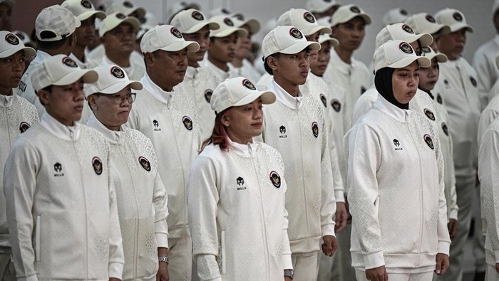 Menteri Pemuda dan Olahraga Erick Thohir (kanan) memimpin upacara pengukuhan tim Indonesia untuk SEA Games 2025 di Kantor Kemenpora, Jakarta, Jumat (5/12/2025). Tim Indonesia akan menurunkan sebanyak 1.021 atlet yang akan bertanding di 49 dari 51 cabang olahraga yang dipertandingkan pada ajang SEA Games 2025 di Thailand pada 9-20 Desember 2025. ANTARA FOTO/Fauzan