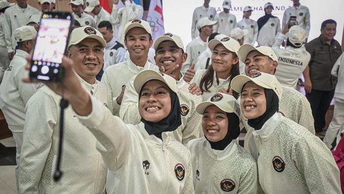 Menteri Pemuda dan Olahraga Erick Thohir (kanan) memimpin upacara pengukuhan tim Indonesia untuk SEA Games 2025 di Kantor Kemenpora, Jakarta, Jumat (5/12/2025). Tim Indonesia akan menurunkan sebanyak 1.021 atlet yang akan bertanding di 49 dari 51 cabang olahraga yang dipertandingkan pada ajang SEA Games 2025 di Thailand pada 9-20 Desember 2025. ANTARA FOTO/Fauzan