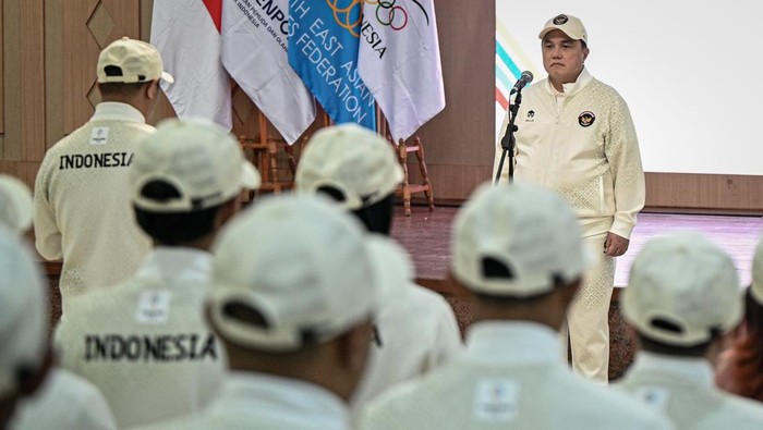 Menteri Pemuda dan Olahraga Erick Thohir (kanan) memimpin upacara pengukuhan tim Indonesia untuk SEA Games 2025 di Kantor Kemenpora, Jakarta, Jumat (5/12/2025). Tim Indonesia akan menurunkan sebanyak 1.021 atlet yang akan bertanding di 49 dari 51 cabang olahraga yang dipertandingkan pada ajang SEA Games 2025 di Thailand pada 9-20 Desember 2025. ANTARA FOTO/Fauzan